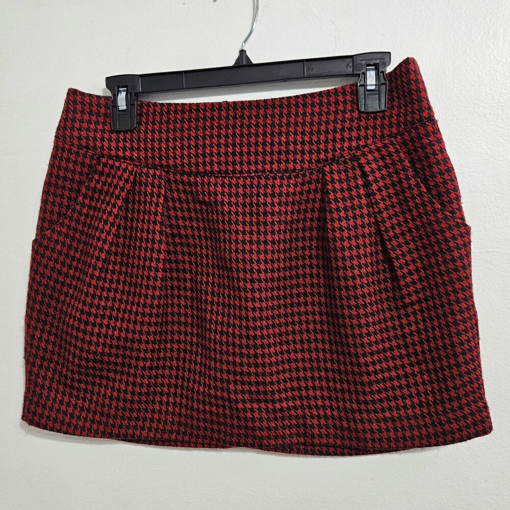 Houndstooth Tweed Red/Black Pleated Mini Skirt. Size Large (junior).